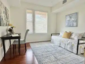 Den in residence 648 furnished with a daybed and writing desk